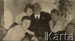 1917, Wileńszczyzna.
Rodzeństwo Szumańscy: Stanisława (z lewej), Waleria i Tadeusz w towarzystwie przyjaciela rodziny.
Fot. NN, zbiory Ośrodka KARTA, przekazał Emil Mieszkowski