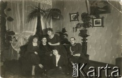 Ok. 1920, Wileńszczyzna, Polska.
Z lewej siedzi prawdopodobnie Stanisława Szumańska.
Fot. NN, zbiory Ośrodka KARTA, przekazał Emil Mieszkowski