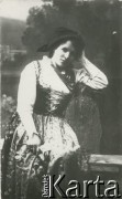 Ok. 1910, Polska pod zaborami.
Ema Szumańska z domu Kalina w stroju krakowskim.
Fot. NN, zbiory Ośrodka KARTA, przekazał Emil Mieszkowski