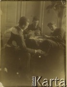 27.02.1924, Wilno, Polska.
Gra w karty, w środku siedzi Tadeusz Szumański.
Fot. J.R., zbiory Ośrodka KARTA, przekazał Emil Mieszkowski