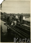 Lato 1924, Polska.
Grupa osób nad jeziorem, 2. z lewej stoi Tadeusz Szumański.
Fot. NN, zbiory Ośrodka KARTA, przekazał Emil Mieszkowski