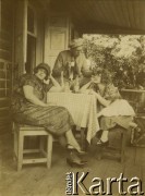 Lato 1924, Polska.
Kobiety w towarzystwie mężczyzny na werandzie, z prawej siedzi Stanisława lub Waleria Szumańska.
Fot. Tadeusz Szumański, zbiory Ośrodka KARTA, przekazał Emil Mieszkowski