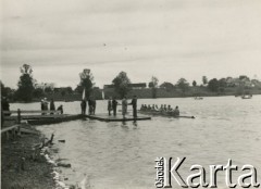 Przed 1939, Polska.
Załoga wioślarska na jeziorze.
Fot. NN, zbiory Ośrodka KARTA, przekazał Emil Mieszkowski