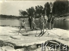 Kwiecień 1929, Wilno, Polska.
Grupa osób nad Wilją. Podpis oryginalny: 