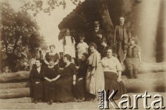 Lato 1929, Polska.
Na dole stoi Ema Szumańska z domu Kalina.
Fot. NN, zbiory Ośrodka KARTA, przekazał Emil Mieszkowski