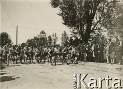 Przed 1939, Polska.
Zawody sportowe, biegacze na starcie.
Fot. NN, zbiory Ośrodka KARTA, przekazał Emil Mieszkowski