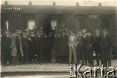 1.04.1928, Polska.
Studenci Wyższej Szkoły Handlowej w Warszawie na tle pociągu.
Fot. NN, zbiory Ośrodka KARTA, przekazał Emil Mieszkowski