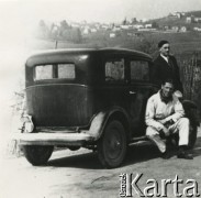 Przed 1939, brak miejsca.
Przy Fiacie 508 stoi Stefan Pronaszko (1904-1986), kierowca rajdowy, wynalazca w dziedzinie motoryzacji, uczestnik prac nad silnikiem rakietowym w latach 60. w USA.
Fot. NN, zbiory Ośrodka KARTA, przekazał Emil Mieszkowski
