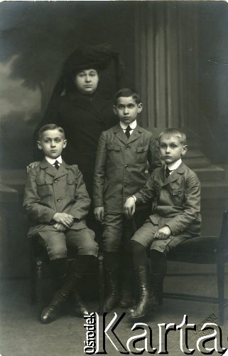 Ok. 1912, Polska pod zaborami.
Maria Pronaszko z synami: Mieczysławem, Jerzym i Stefanem.
Fot. NN, zbiory Ośrodka KARTA, przekazał Emil Mieszkowski