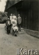 Ok. 1912, Polska pod zaborami.
Stanisław Pronaszko z żoną Marią i synami: Stefanem, Jerzym i Mieczysławem oraz Myszkowski z córką.
Fot. NN, zbiory Ośrodka KARTA, przekazał Emil Mieszkowski