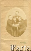 Ok. 1910, Warszawa, Polska pod zaborem rosyjskim.
Stanisław Pronaszko z synami: Janem, Mieczysławem i Stefanem.
Fot. NN, Atelier Prive, zbiory Ośrodka KARTA, przekazał Emil Mieszkowski