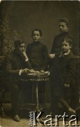 Ok. 1905, Polska pod zaborami.
Synowie Zofii z domu Mieszkowskiej i Antoniego Łapińskich (od lewej): Czesław, Wacław, Tadeusz i Stanisław.
Fot. NN, zbiory Ośrodka KARTA, udostępnił Emil Mieszkowski