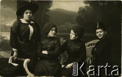 Ok. 1913, Polska pod zaborami.
Od lewej: Ema z domu Kalina, żona Władysława Szumańskiego oraz ich dzieci: Stanisława, Waleria i Tadeusz.
Fot. NN, zbiory Ośrodka KARTA, udostępnił Emil Mieszkowski