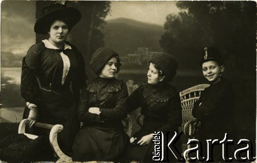 Ok. 1913, Polska pod zaborami.
Od lewej: Ema z domu Kalina, żona Władysława Szumańskiego oraz ich dzieci: Stanisława, Waleria i Tadeusz.
Fot. NN, zbiory Ośrodka KARTA, udostępnił Emil Mieszkowski