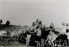 Ok. 1930, Świder koło Otwocka, Polska.
Od lewej: Stefan Pronaszko, nad nim Leonard Mieszkowski, obok jego żona Jadwiga Mieszkowska, na aucie siedzi Cecylia Mieszkowska, o samochód opiera się Stanisława Mieszkowska, na zderzaku drugiego auta siedzi jej mąż Wacław z synem Emilem, wyżej Danuta, córka Feliksa Mieszkowskiego. 
Fot. Feliks Mieszkowski, zbiory Ośrodka KARTA, udostępnił Emil Mieszkowski