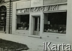 Przed 1939, Warszawa, Polska.
Aleje Jerozolimskie 18, sklep Leonarda Mieszkowskiego.
Fot. NN, zbiory Ośrodka KARTA, udostępnił Emil Mieszkowski