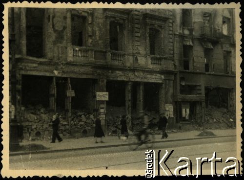 1944-1945, Warszawa, Polska.
Ulica Marszałkowska 109, sklep Wacława Mieszkowskiego zniszczony podczas powstania warszawskiego.
Fot. NN, zbiory Ośrodka KARTA, udostępnił Emil Mieszkowski