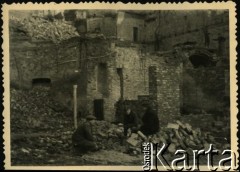 Ok. 1946, Warszawa, Polska.
Róg ul. Marszałkowskiej i Alej Jerozolimskich, w tym miejscu stanął pawilon Mieszkowskich z nakryciami głowy.
Fot. NN, zbiory Ośrodka KARTA, udostępnił Emil Mieszkowski