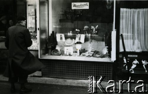 Lata 50., Warszawa, Polska.
Sklep Mieszkowskich z nakryciami głowy przy ul. Chmielnej.
Fot. NN, zbiory Ośrodka KARTA, udostępnił Emil Mieszkowski