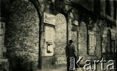 1944-1945, Warszawa, Polska.
Ul. Nowy Świat 53, Wacław Mieszkowski przed sklepem z nakryciami głowy.
Fot. NN, zbiory Ośrodka KARTA, udostępnił Emil Mieszkowski
