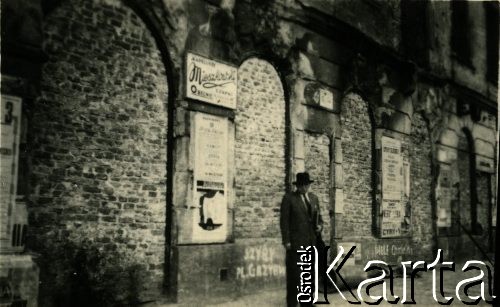 1944-1945, Warszawa, Polska.
Ul. Nowy Świat 53, Wacław Mieszkowski przed sklepem z nakryciami głowy.
Fot. NN, zbiory Ośrodka KARTA, udostępnił Emil Mieszkowski