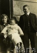 1928, Warszawa, Polska. 
Stanisława z Szumańskich i Wacław Mieszkowscy z synem Emilem.
Fot. NN, zbiory Ośrodka KARTA, udostępnił Emil Mieszkowski