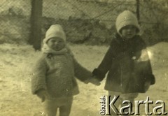 1928, Warszawa, Polska.
Emil Mieszkowski, syn Stanisławy i Wacława Mieszkowskich (z lewej) oraz Danuta Mieszkowska, córka Feliksa i Cecylii Mieszkowskich. 
Fot. NN, zbiory Ośrodka KARTA, udostępnił Emil Mieszkowski