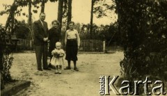 1942, Świder koło Otwocka, Polska.
Stanisława z Szumańskich i Wacław Mieszkowscy z dziećmi: Januszem i Wandą. 
Fot. NN, zbiory Ośrodka KARTA, udostępnił Emil Mieszkowski