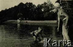 1929, Świder koło Otwocka, Polska.
Emil Mieszkowski z ciotką Jadwigą Mieszkowską (żoną Leonarda Mieszkowskiego) w rzece Świder. 
Fot. NN, zbiory Ośrodka KARTA, udostępnił Emil Mieszkowski