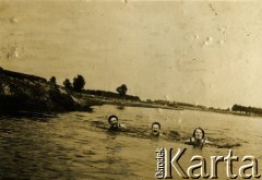 1929, Świder koło Otwocka, Polska.
Jadwiga Mieszkowska, Stanisław Czapliński i Stanisława Mieszkowska podczas kąpieli w rzece Świder. 
Fot. NN, zbiory Ośrodka KARTA, udostępnił Emil Mieszkowski