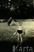 1929, Świder koło Otwocka, Polska.
Emil Mieszkowski z ciotką Jadwigą Mieszkowską podczas wypoczynku nad rzeką Świder.
Fot. NN, zbiory Ośrodka KARTA, udostępnił Emil Mieszkowski

