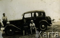 1937, Jastrzębia Góra, Polska.
Fiat 508, przed samochodem Emil Mieszkowski z matką Stanisławą Mieszkowską z domu Szumańską. Z lewej stoi Leonard Mieszkowski
Fot. NN, zbiory Ośrodka KARTA, udostępnił Emil Mieszkowski