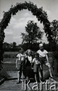 Ok. 1939, Polska.
Ema z Kalinów Szumańska z wnukami, 1. z prawej stoi Emil Mieszkowski, 1. z lewej jego brat Janusz, w środku Tadeusz Staszkiewicz.
Fot. NN, zbiory Ośrodka KARTA, udostępnił Emil Mieszkowski