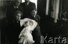 3.05.1941, Warszawa, Polska.
Stanisława i Wacław Mieszkowscy z dziećmi: Emilem (z lewej) i Januszem oraz Wandą w dniu jej chrztu. 
Fot. NN, zbiory Ośrodka KARTA, udostępnił Emil Mieszkowski