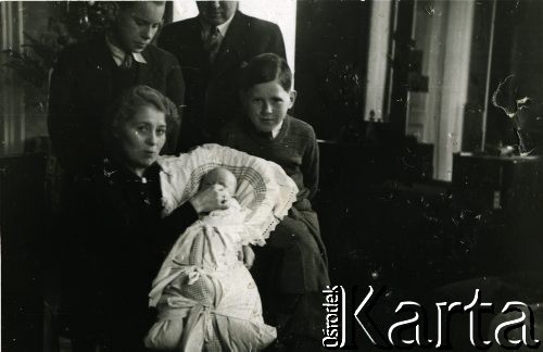 3.05.1941, Warszawa, Polska.
Stanisława i Wacław Mieszkowscy z dziećmi: Emilem (z lewej) i Januszem oraz Wandą w dniu jej chrztu. 
Fot. NN, zbiory Ośrodka KARTA, udostępnił Emil Mieszkowski