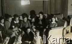 3.05.1941, Warszawa, Polska.
Przyjęcie z okazji chrztu Wandy Mieszkowskiej. Na zdjęciu grupa dzieci, w środku siedzi Janusz Mieszkowski.
Fot. NN, zbiory Ośrodka KARTA, udostępnił Emil Mieszkowski