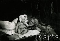 Ok. 1941, Polska.
Stanisława z Szumańskich Mieszkowska z córką Wandą.
Fot. NN, zbiory Ośrodka KARTA, udostępnił Emil Mieszkowski
