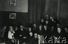 28.09.1941, Warszawa, Polska.
Imieniny Wacława Mieszkowskiego. Od lewej: Józefa Mieszkowska, Irena Łapińska, Anna Mieszkowska, Stanisław Łapiński, Teodora Mieszkowska, Voight (?), poniżej Tadeusz Łapiński i Cecylia Mieszkowska, obok Voighta Stanisława Mieszkowska, dalej: Alicja Mieszkowska, Jadwiga Mieszkowska, Zofia Łapińska, nad nią Eugeniusz Mieszkowski, na górze: Elżbieta Mieszkowska, Wanda Szumańska, nad nią Henryk Mieszkowski i dalej Feliks Mieszkowski.
Fot. NN, zbiory Ośrodka KARTA, udostępnił Emil Mieszkowski