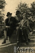 1943, Warszawa, Polska.
Park Ujazdowski, Stanisława z Szumańskich i Wacław Mieszkowscy z córką Wandą.
Fot. NN, zbiory Ośrodka KARTA, udostępnił Emil Mieszkowski
