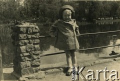 1943, Warszawa, Polska.
Park Ujazdowski, Wanda Szumańska, córka Stanisławy z domu Szumańskiej i Wacława Mieszkowskich.
Fot. NN, zbiory Ośrodka KARTA, udostępnił Emil Mieszkowski