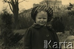 1943, Warszawa, Polska.
Park Ujazdowski, Wanda Szumańska, córka Stanisławy z domu Szumańskiej i Wacława Mieszkowskich.
Fot. NN, zbiory Ośrodka KARTA, udostępnił Emil Mieszkowski