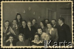Lipiec 1946, Warszawa, Polska.
Rodzina Mieszkowskich. Na górze Jolanta Mieszkowska, w środkowym rzędzie od lewej: Lech Mieszkowski, Leonard Mieszkowski, Cecylia Mieszkowska, Zofia Łapińska, Janusz Mieszkowski, Jadwiga Mieszkowska, Alina Mieszkowska, za nią Wacław Mieszkowski. Na dole od lewej: Teodora Mieszkowska, Stanisława Mieszkowska, Jadwiga Mieszkowska, powyżej Krystyna Mieszkowska, obok Alicja Mieszkowska.
Fot. NN, zbiory Ośrodka KARTA, udostępnił Emil Mieszkowski
