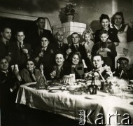 25.12.1946, Warszawa, Polska.
Rodzina Mieszkowskich przy świątecznym stole. Stoją od lewej: Leonard Mieszkowski, Janusz Mieszkowski, Cecylia Mieszkowska, za nią Feliks Mieszkowski, dalej: Władysław Albrecht, Wacław Mieszkowski wraz z córką Wandą, Lech Mieszkowski, powyżej: Jolanta Mieszkowska i Danuta Mieszkowska. Przy stole siedzą od lewej: Feliks Mieszkowski, Teodora Mieszkowska, Jadwiga Mieszkowska, Stanisława Mieszkowska, Emil Mieszkowski i Wojciech Mieszkowski. 
Fot. NN, zbiory Ośrodka KARTA, udostępnił Emil Mieszkowski