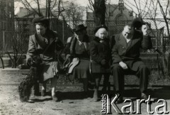 Ok. 1944, Warszawa, Polska.
Stanisława z Szumańskich i Wacław Mieszkowski z córką Wandą oraz Wandą Szumańską (żoną Tadeusza Szumańskiego, 1. z lewej) w Parku Ujazdowskim.
Fot. NN, zbiory Ośrodka KARTA, udostępnił Emil Mieszkowski 
