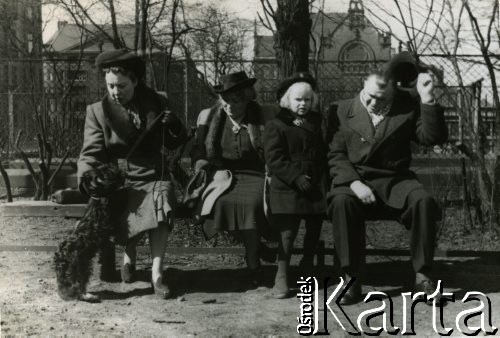 Ok. 1944, Warszawa, Polska.
Stanisława z Szumańskich i Wacław Mieszkowski z córką Wandą oraz Wandą Szumańską (żoną Tadeusza Szumańskiego, 1. z lewej) w Parku Ujazdowskim.
Fot. NN, zbiory Ośrodka KARTA, udostępnił Emil Mieszkowski 
