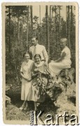 1927-1939, Wojtkiewicze (?), woj. poleskie, Polska.
Grupa osób w lesie.
Fot. NN, zbiory Ośrodka KARTA, przekazała Bożena Ciesielska