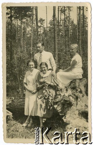 1927-1939, Wojtkiewicze (?), woj. poleskie, Polska.
Grupa osób w lesie.
Fot. NN, zbiory Ośrodka KARTA, przekazała Bożena Ciesielska