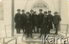 1927-1939, Wojtkiewicze (?), woj. poleskie, Polska.
Grupa policjantów przed budynkiem.
Fot. NN, zbiory Ośrodka KARTA, przekazała Bożena Ciesielska