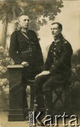 1927-1939, Wojtkiewicze (?), woj. poleskie, Polska.
Portret dwóch policjantów.
Fot. NN, zbiory Ośrodka KARTA, przekazała Bożena Ciesielska