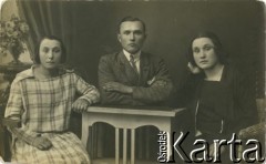 1927, Wojtkiewicze, woj. poleskie, Polska.
Rodzina.
Fot. NN, zbiory Ośrodka KARTA, przekazała Bożena Ciesielska